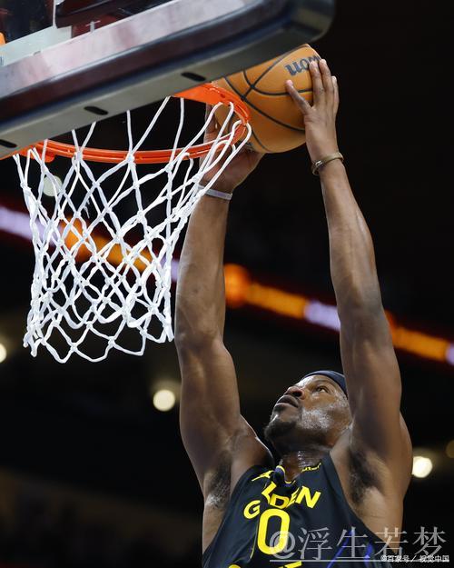 肯里奇快攻上篮得手 华莱士助攻精彩传球 肯里奇快攻上篮得手 华莱士助攻精彩传球