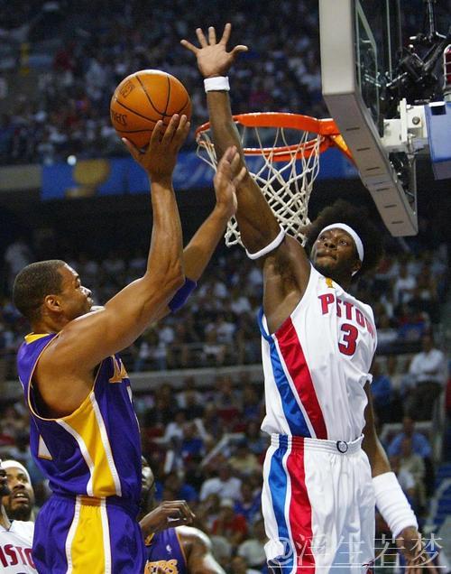 肯里奇快攻上篮得手 华莱士助攻精彩传球 肯里奇快攻上篮得手 华莱士助攻精彩传球